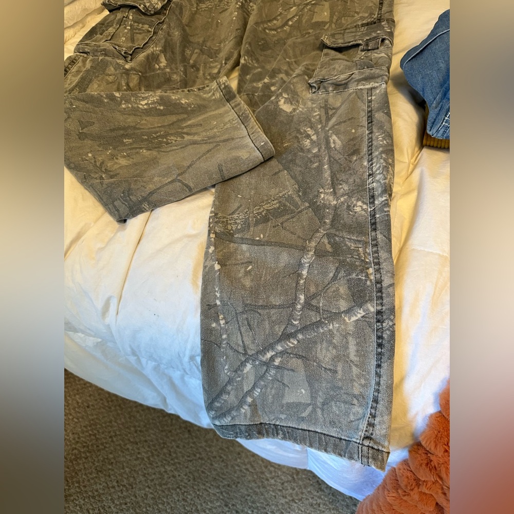 Super cute Camo Cargo jeans size 28 - Picture 2 of 8